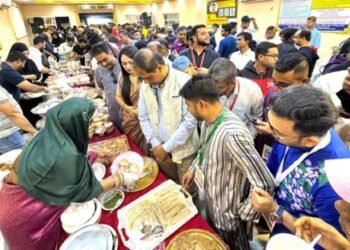 শারজায় বাংলাদেশি পিঠা উৎসব ; দেশীয় পিঠার টানে প্রবাসীদের ভিড়