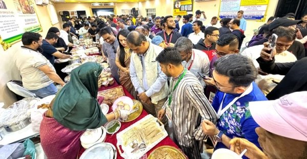 শারজায় বাংলাদেশি পিঠা উৎসব ; দেশীয় পিঠার টানে প্রবাসীদের ভিড়