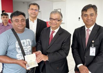 পাসপোর্ট পেলেন মালয়েশিয়া প্রবাসী আড়াই লাখ বাংলাদেশি
