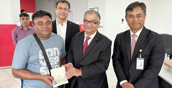 পাসপোর্ট পেলেন মালয়েশিয়া প্রবাসী আড়াই লাখ বাংলাদেশি