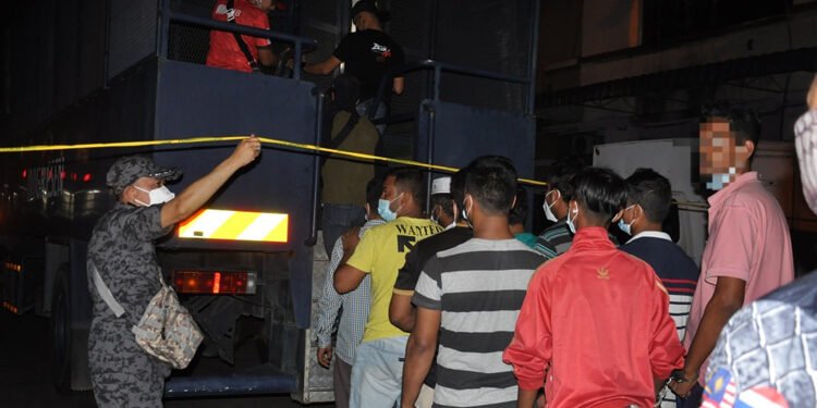 মালয়েশিয়ায় ১৩২ অভিবাসী আটক, আছেন বাংলাদেশিও