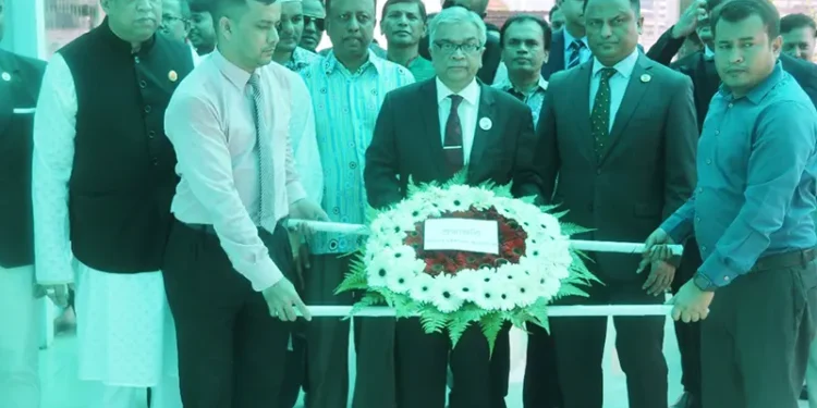 মালয়েশিয়ায় বঙ্গবন্ধুর প্রতিকৃতিতে হাইকমিশনারের শ্রদ্ধা