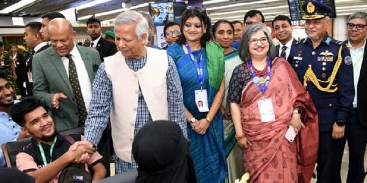 প্রবাসীরা বিমান বন্দরে অতিথির মত সম্মান পাবেন : প্রধান উপদেষ্টা