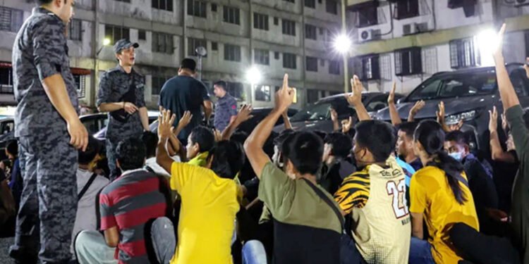 মালয়েশিয়ায় বাংলাদেশিসহ গ্রেপ্তার ১৭