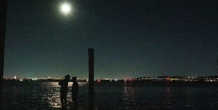 যুক্তরাষ্ট্রের ওয়াশিংটনে মধ্য আকাশে যাত্রীবাহী বিমান-সামরিক হেলিকপ্টারের মুখোমুখি সংঘর্ষ, নিহত ৬৪