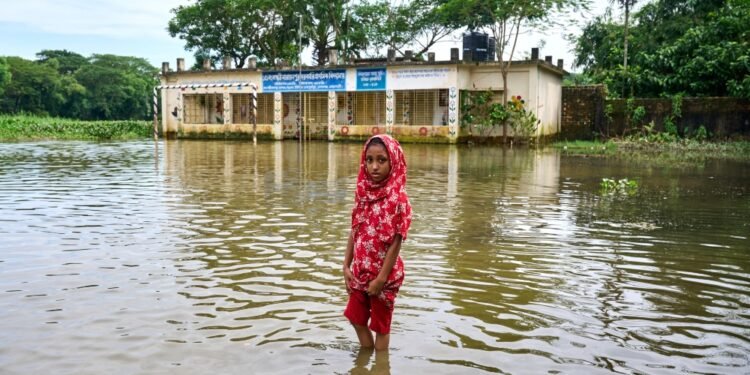 জলবায়ু সংকটে বাংলাদেশে ৩৫ মিলিয়ন, বিশ্বের ৮৫ দেশে ২৪২ মিলিয়িন শিশু শিক্ষা ব্যহত : ইউনিসেফ