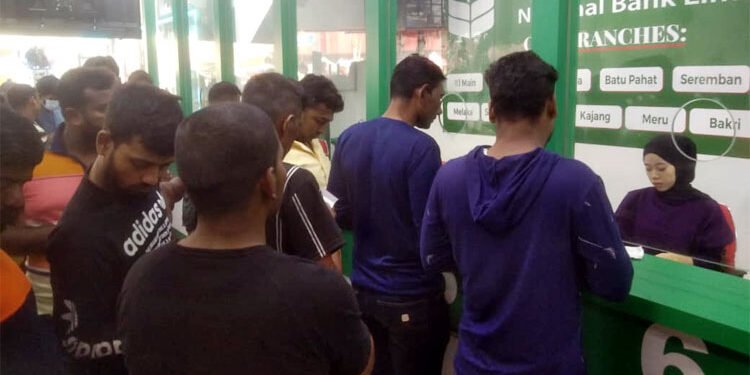 বৈধপথে রেমিট্যান্স পাঠাতে মালয়েশিয়া প্রবাসীদের মানি একচেঞ্জ হাউসে ভিড়