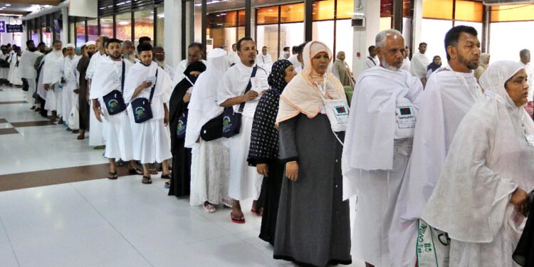 হজ ও ওমরাহ যাত্রীদের বিশেষ নির্দেশনা শাহজালাল বিমানবন্দরের