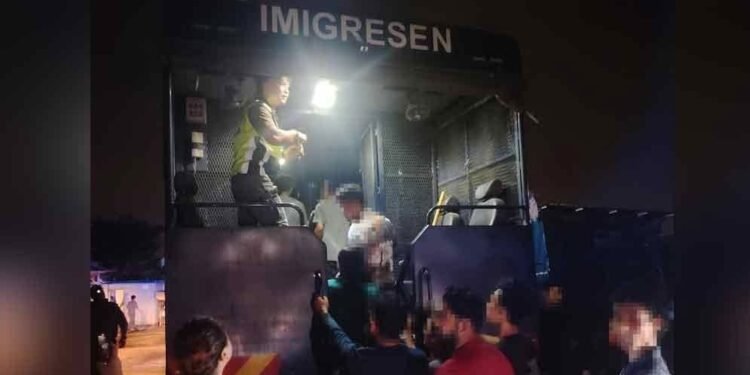 মালয়েশিয়ায় ৬৪ বাংলাদেশিসহ ১৫৩ অভিবাসী আটক